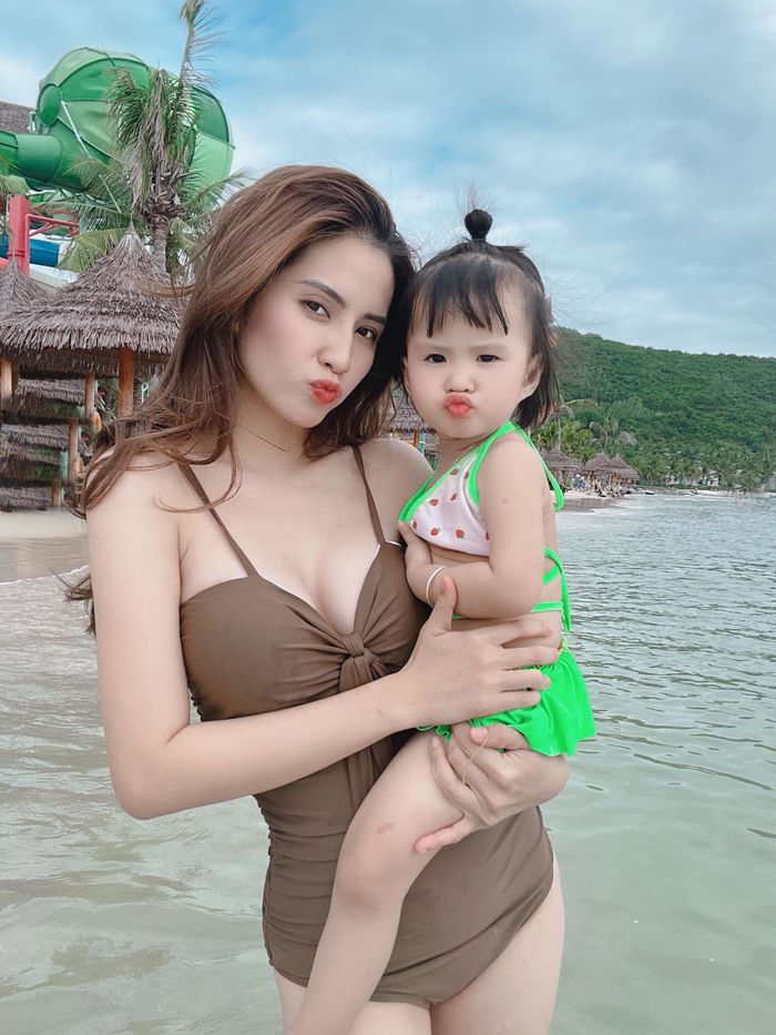 Thiên An và con gái diện áo tắm: Bé Sol tạo dáng một 9 một 10 với mẹ