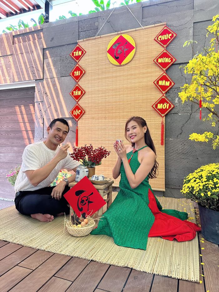 Thời trang du xuân của các cặp đôi sao Việt: Áo dài lên ngôi