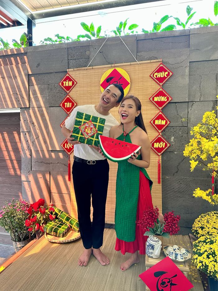Thời trang du xuân của các cặp đôi sao Việt: Áo dài lên ngôi
