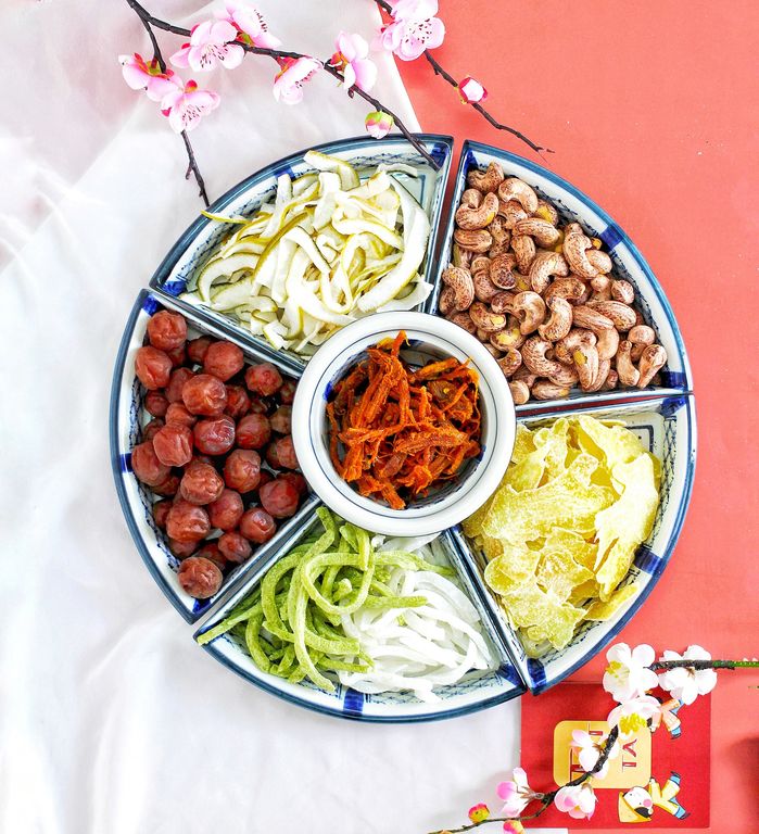 Tiệm mứt Tết tồn tại 3 thập kỉ vẫn nườm nượp khách ở TP.HCM