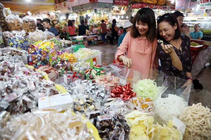 Tiệm mứt Tết tồn tại 3 thập kỉ vẫn nườm nượp khách ở TP.HCM