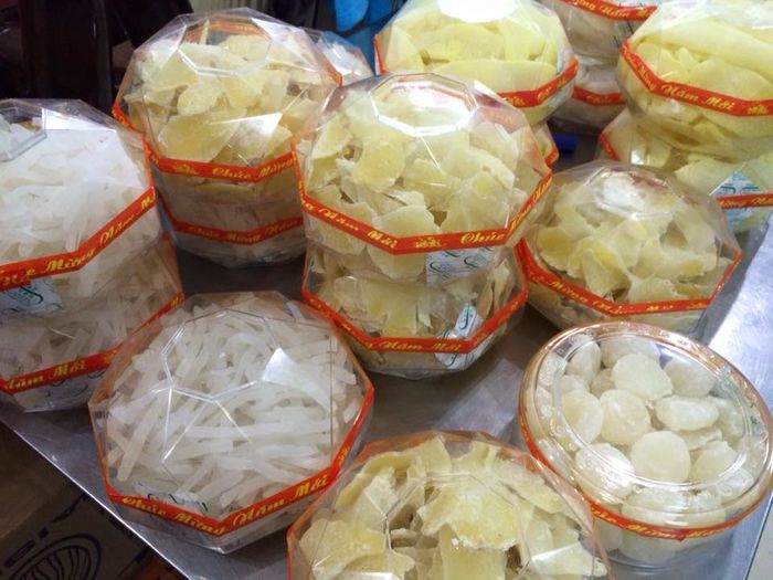 Tiệm mứt Tết tồn tại 3 thập kỉ vẫn nườm nượp khách ở TP.HCM