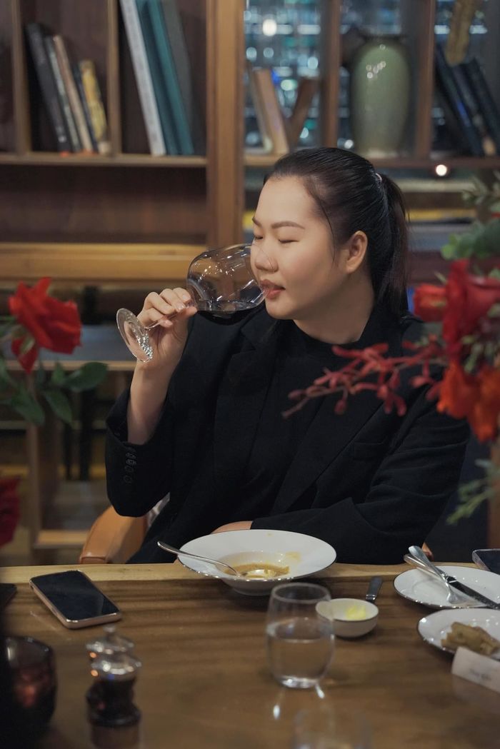 Trợ lý của Ngọc Trinh: Được đi đóng phim, sang chảnh không kém ai