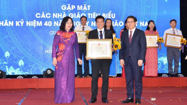 Vĩnh Phúc: Thầy hiệu trưởng tâng bóng bằng đầu 2700 cái trong 18 phút