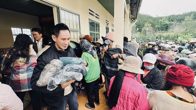 Vợ chồng Lý Hải - Minh Hà đưa 4 con đi từ thiện dịp cận Tết