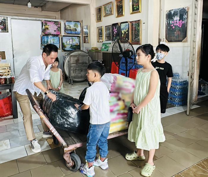 Vợ chồng Lý Hải - Minh Hà đưa 4 con đi từ thiện dịp cận Tết