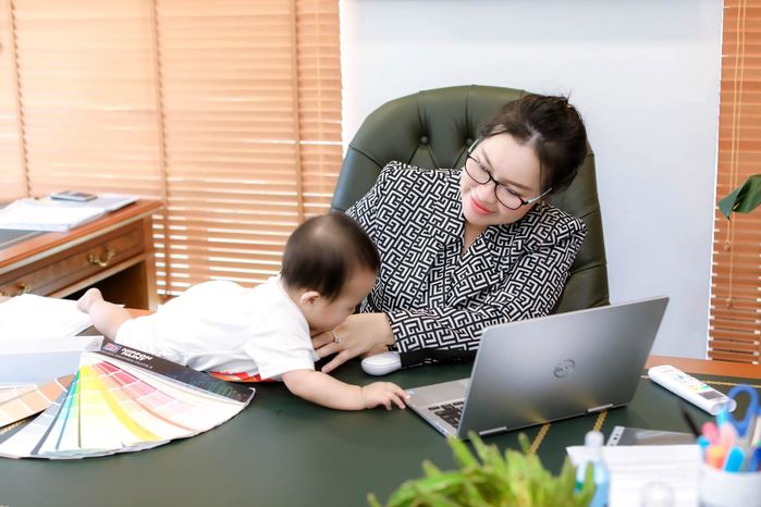Vợ Quý Bình hiếm hoi khoe ảnh con: Nhóc tỳ hứa hẹn nối nghiệp mẹ
