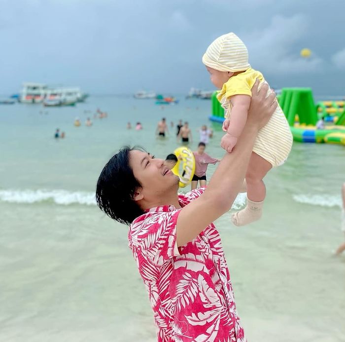 Vợ Quý Bình hiếm hoi khoe ảnh con: Nhóc tỳ hứa hẹn nối nghiệp mẹ
