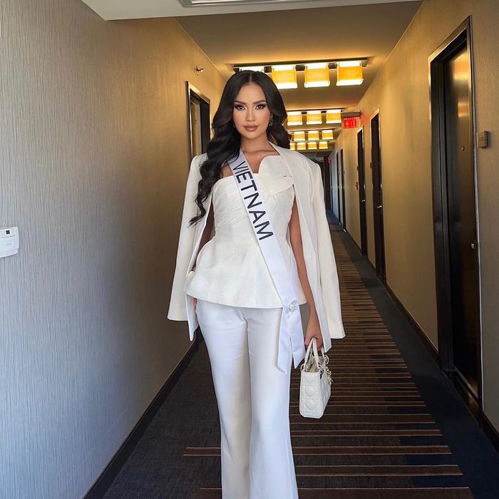 Vừa nhập cuộc Miss Universe, Ngọc Châu đã làm cô giáo dạy tiếng Việt