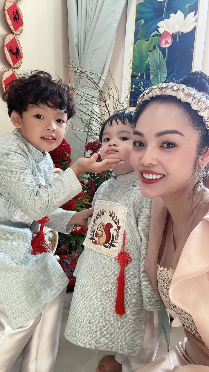 Vượt qua biến cố nợ nần, Dương Cẩm Lynh cùng 2 con trai ăn Tết ấm no