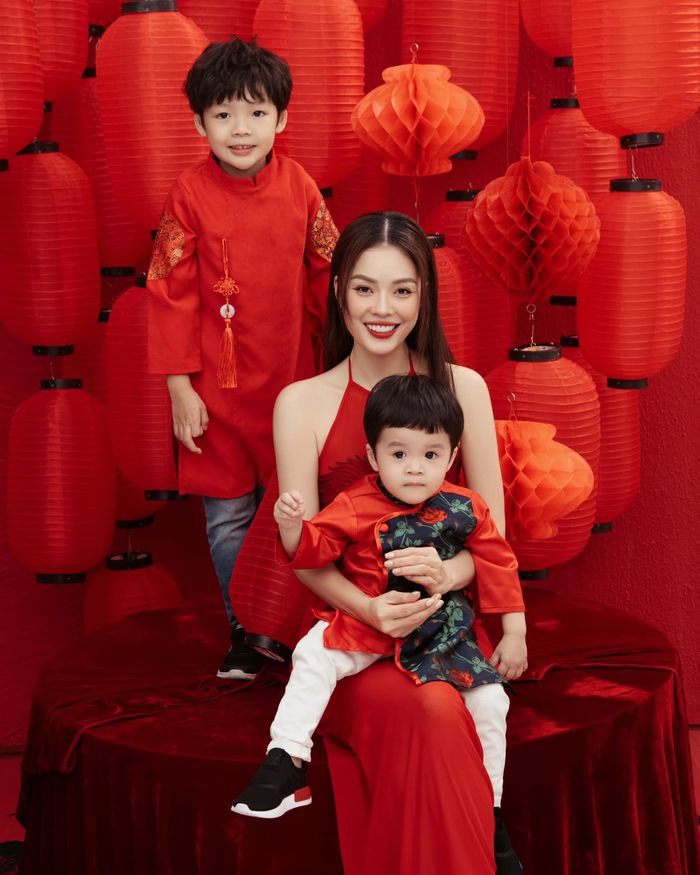 Vượt qua biến cố nợ nần, Dương Cẩm Lynh cùng 2 con trai ăn Tết ấm no