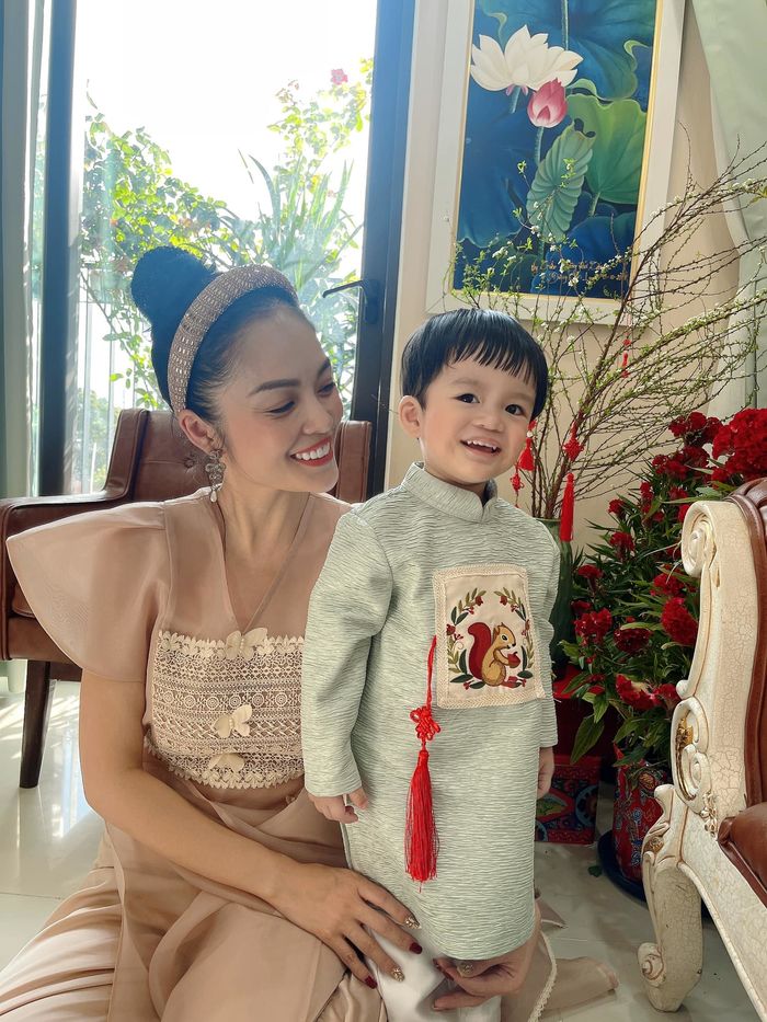 Vượt qua biến cố nợ nần, Dương Cẩm Lynh cùng 2 con trai ăn Tết ấm no