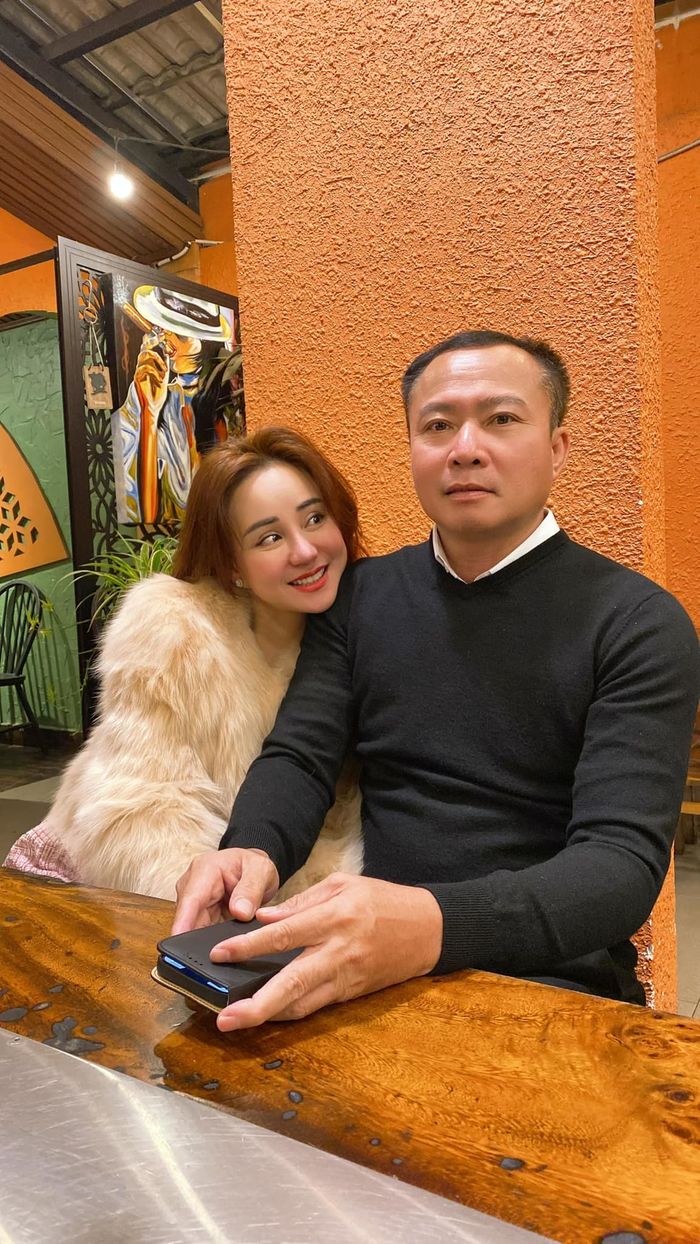 Vy Oanh cùng chồng doanh nhân tất bật nấu bánh chưng tặng nhân viên