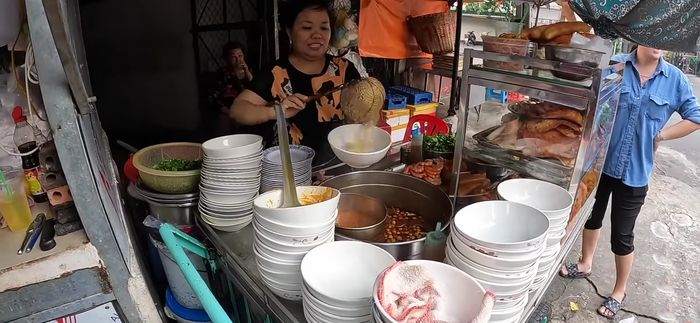 Xe bánh canh núp hẻm Sài Gòn: 70k được tô thập cẩm no căng bụng