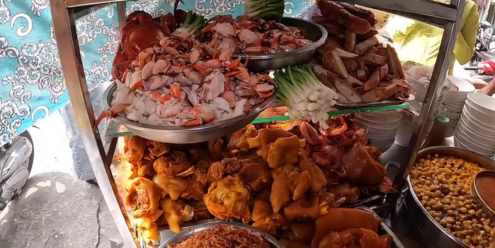 Xe bánh canh núp hẻm Sài Gòn: 70k được tô thập cẩm no căng bụng
