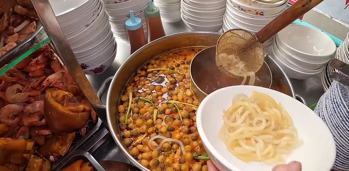 Xe bánh canh núp hẻm Sài Gòn: 70k được tô thập cẩm no căng bụng