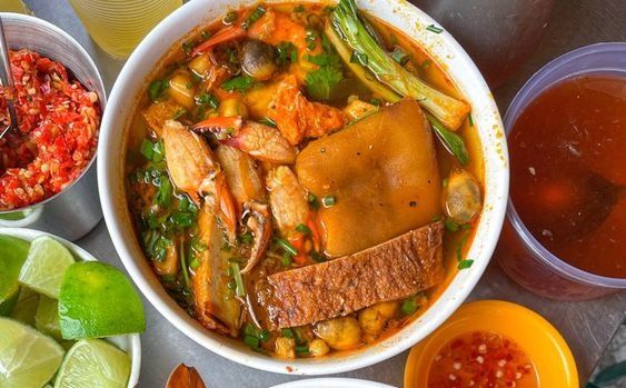 Xe bánh canh núp hẻm Sài Gòn: 70k được tô thập cẩm no căng bụng