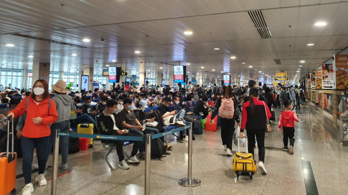 Xúc động hình ảnh nữ tiếp viên dỗ dành con trẻ tại sân bay