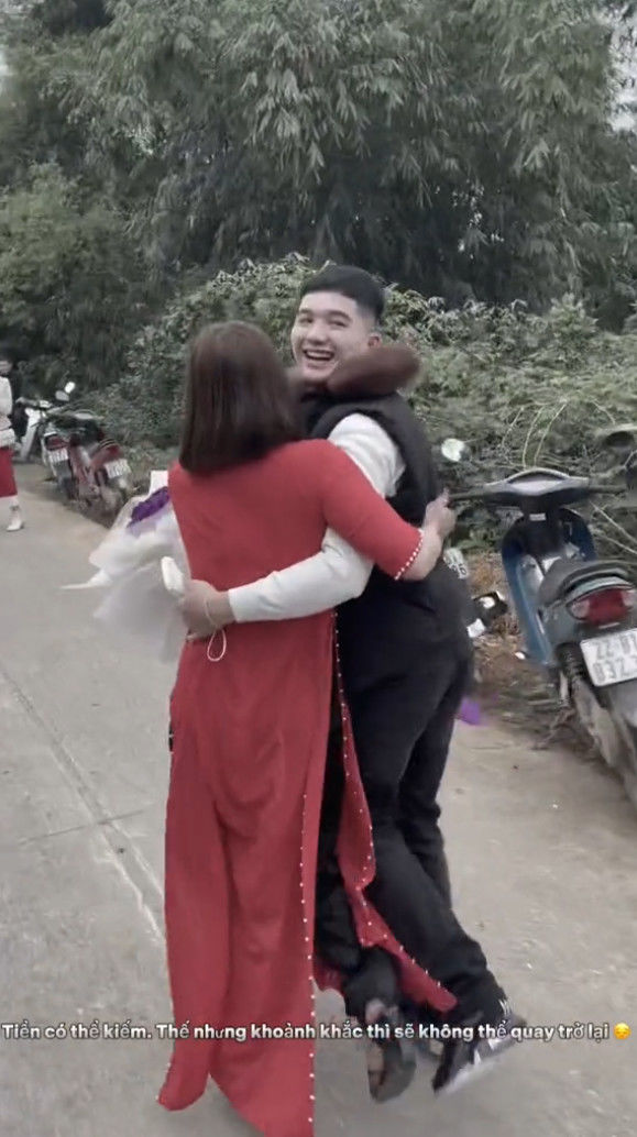 Chàng trai xa quê 4 năm bí mật về thăm nhà đúng ngày cưới anh trai