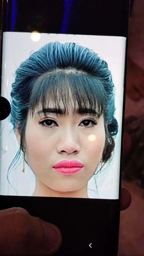Con trai hoảng hốt bỏ chạy vì không nhận ra mẹ trong lớp makeup cô dâu