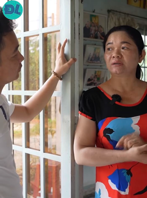 Cô bé 15 tuổi khiếm khuyết tay và chân, vẫn tự mình chiên cơm cho mẹ