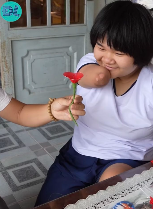 Cô bé 15 tuổi khiếm khuyết tay và chân, vẫn tự mình chiên cơm cho mẹ