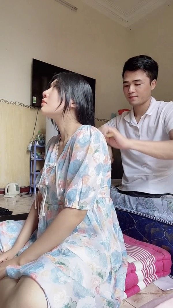 Vợ mang bầu con đầu lòng, chàng trai không chân cưng hết mực