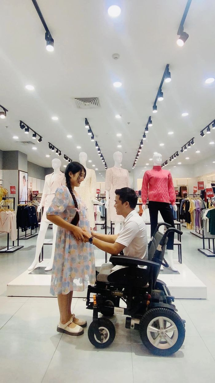 Vợ mang bầu con đầu lòng, chàng trai không chân cưng hết mực