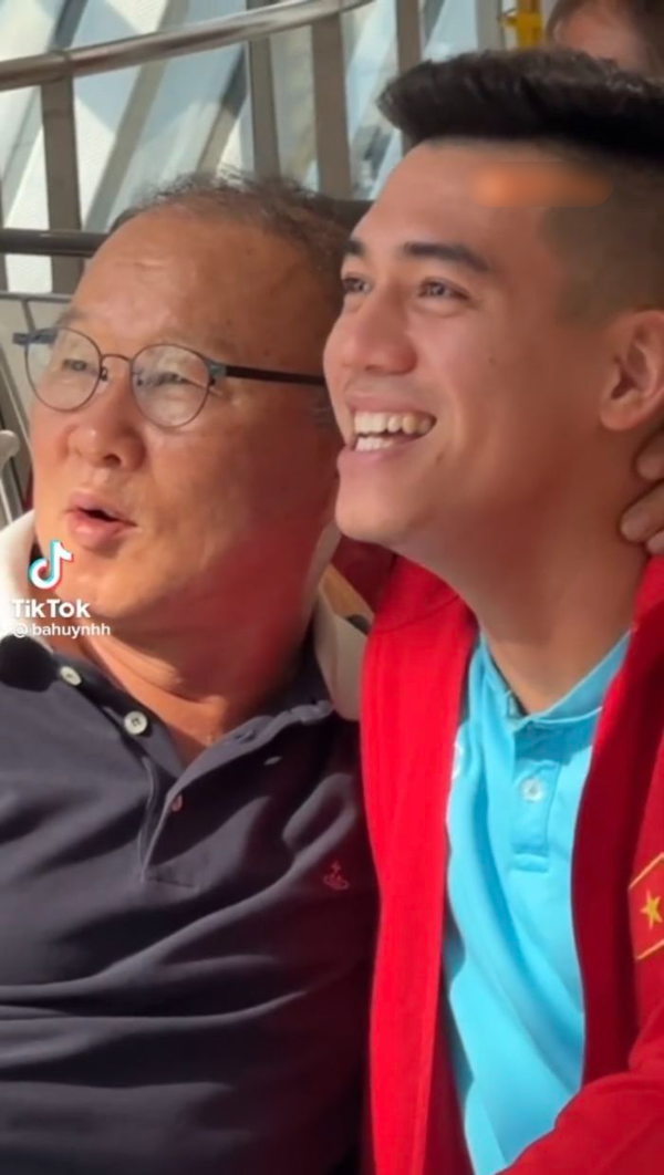 Thầy Park nói bố yêu các con bằng tiếng Việt, nằm lên đùi Tiến Linh