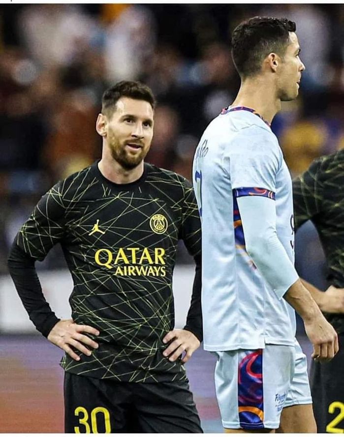 Sau khoảnh khắc thế kỉ, Messi công khai đăng ảnh tình tứ cùng CR7