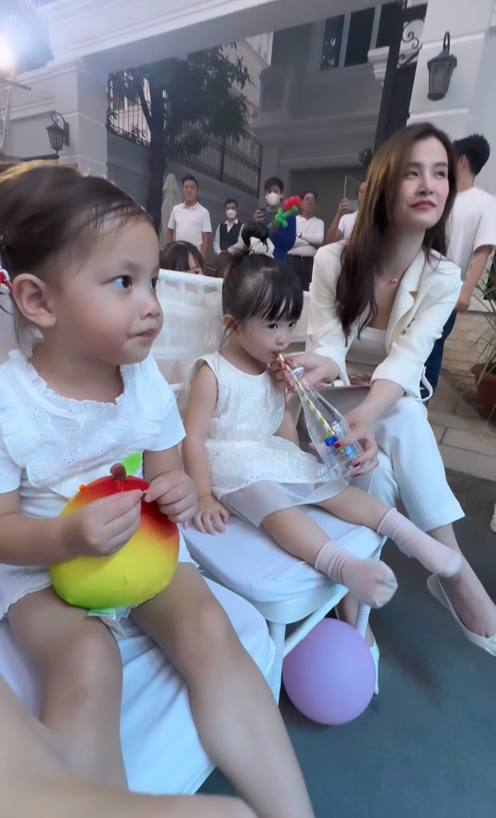2 thế lực nhí Winnie và Lisa chung khung hình: Khí chất lấn lướt mẹ