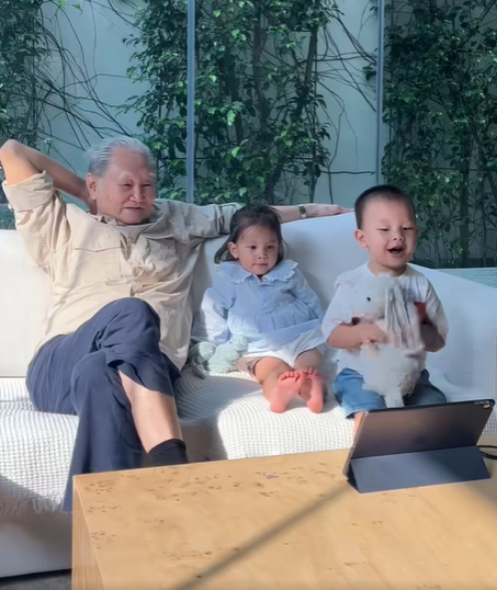 2 thế lực nhí Winnie và Lisa chung khung hình: Khí chất lấn lướt mẹ