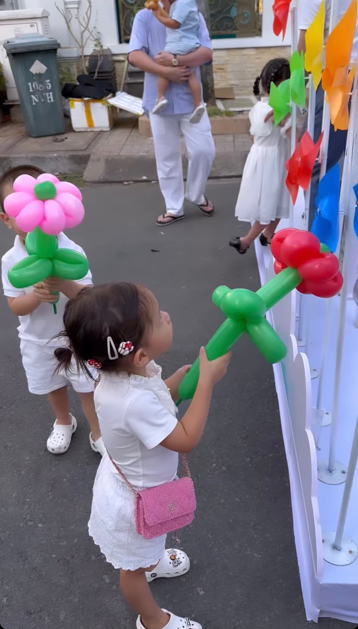 2 thế lực nhí Winnie và Lisa chung khung hình: Khí chất lấn lướt mẹ