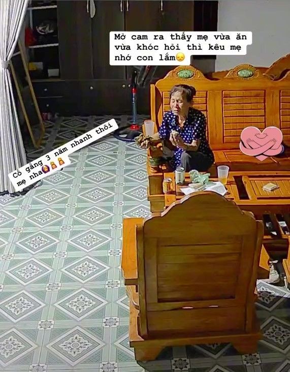 Con gái mới chỉ kêu đau họng, mẹ đội mưa mang cháo sang tận nhà chăm