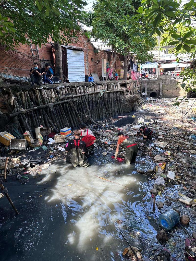 Biệt đội Xanh giữa Sài Gòn: Lội bùn, ngâm nước kênh đen sì dọn rác