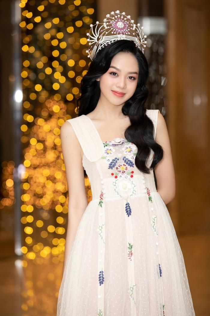 Hoa hậu Thanh Thủy để lộ mặt mộc sưng húp, nhan sắc khác lạ