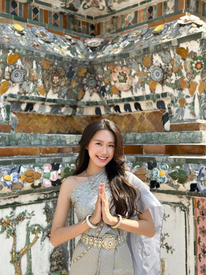 Bạn gái Văn Hậu thả dáng nuột nà, khoe vòng eo con kiến tại đất Thái