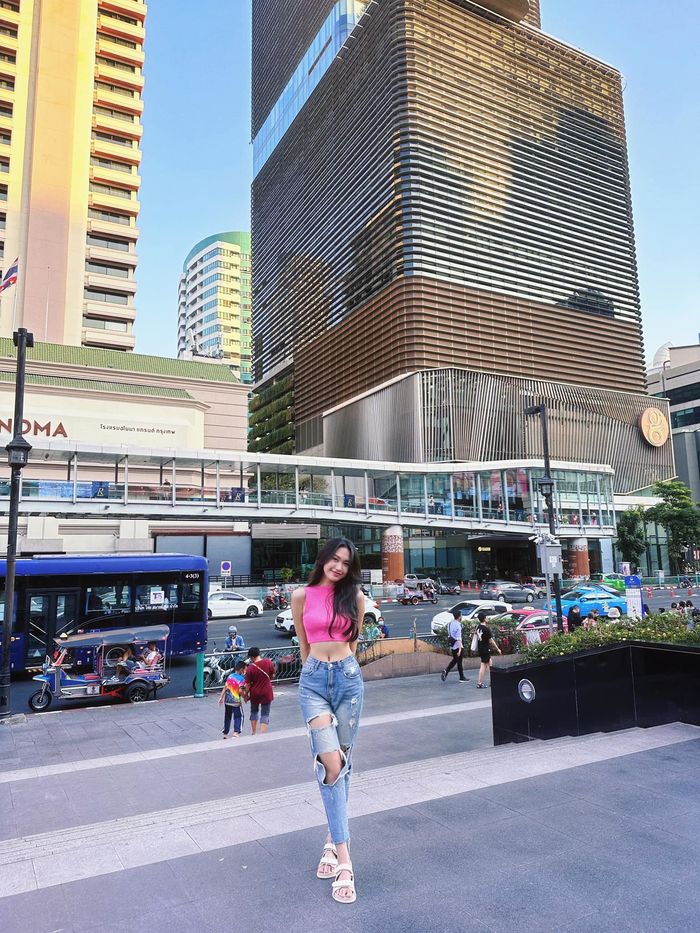 Bạn gái Văn Hậu thả dáng nuột nà, khoe vòng eo con kiến tại đất Thái