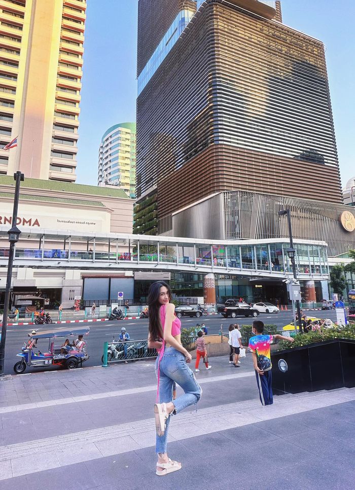 Bạn gái Văn Hậu thả dáng nuột nà, khoe vòng eo con kiến tại đất Thái
