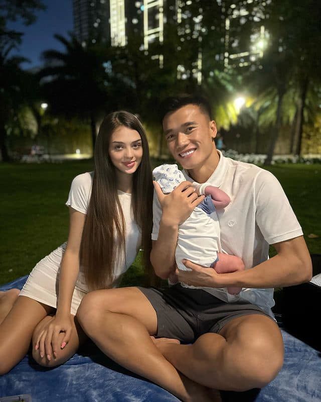 Bùi Tiến Dũng ra dáng bố bỉm sữa, nhóc tì được dạy đánh vần