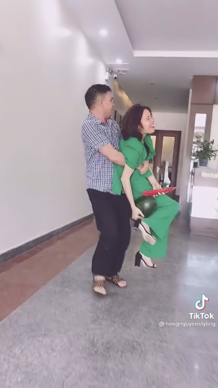 Bà mẹ cạn lời khi thấy con gái lén xúc gạo đem đi