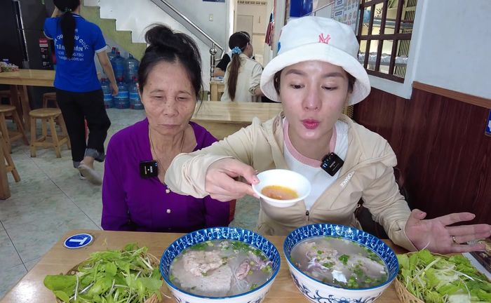 Bà Nhân Vlog rủ mẹ thử đặc sản Phú Quốc ngay tại SG: Vị lạ lạ mà ngon