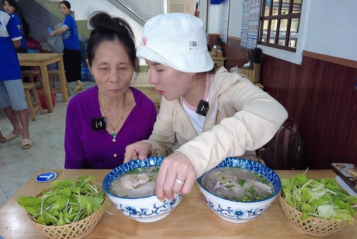 Bà Nhân Vlog rủ mẹ thử đặc sản Phú Quốc ngay tại SG: Vị lạ lạ mà ngon