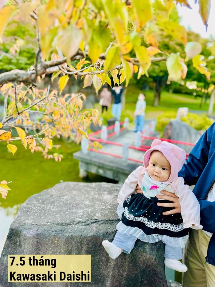 Cho bé đi du lịch khi ra tháng, mẹ bỉm tiết lộ: Con dạn hơn bạn bè