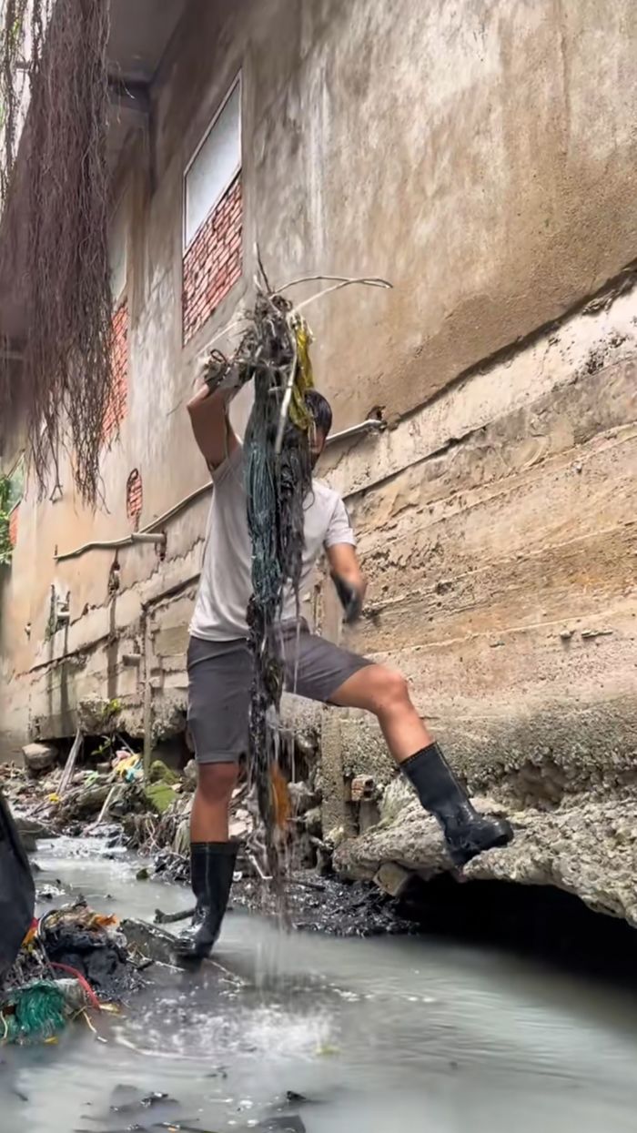 Biệt đội Xanh giữa Sài Gòn: Lội bùn, ngâm nước kênh đen sì dọn rác