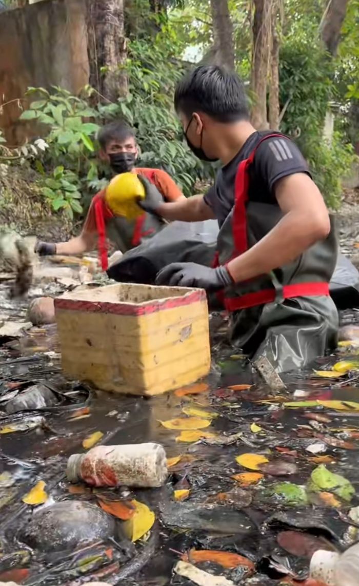 Biệt đội Xanh giữa Sài Gòn: Lội bùn, ngâm nước kênh đen sì dọn rác