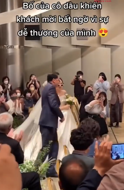 Bố vợ và con rể làm netizen bật cười vì bắt cùng tần số trên lễ đường