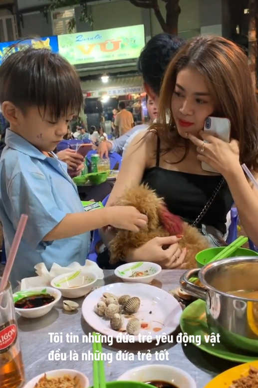 Cay mắt hình ảnh cậu bé bán hàng rong âu yếm chú cún của khách