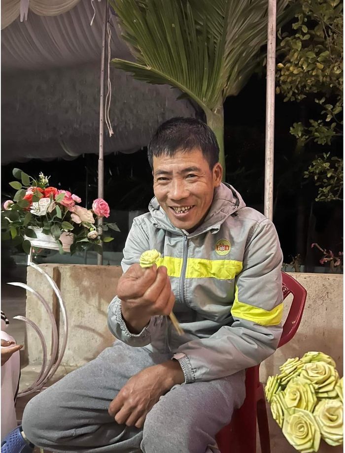 Cha tự tay viết thực đơn tiệc cưới cho con gái, nắn nót như thư pháp