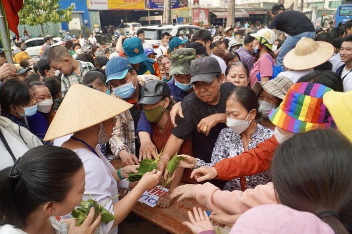 Chợ lá thay tiền lần đầu có mặt tại TP.HCM: Trao - nhận yêu thương